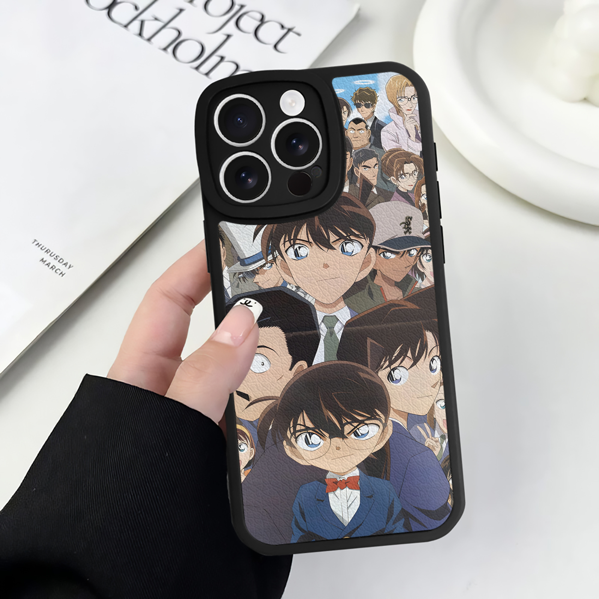 （画像用） 名探偵コナン Detective Conan 【iPhone 16シリーズ対応】シリコンスマホケース（レザー調） 材質：シリコン